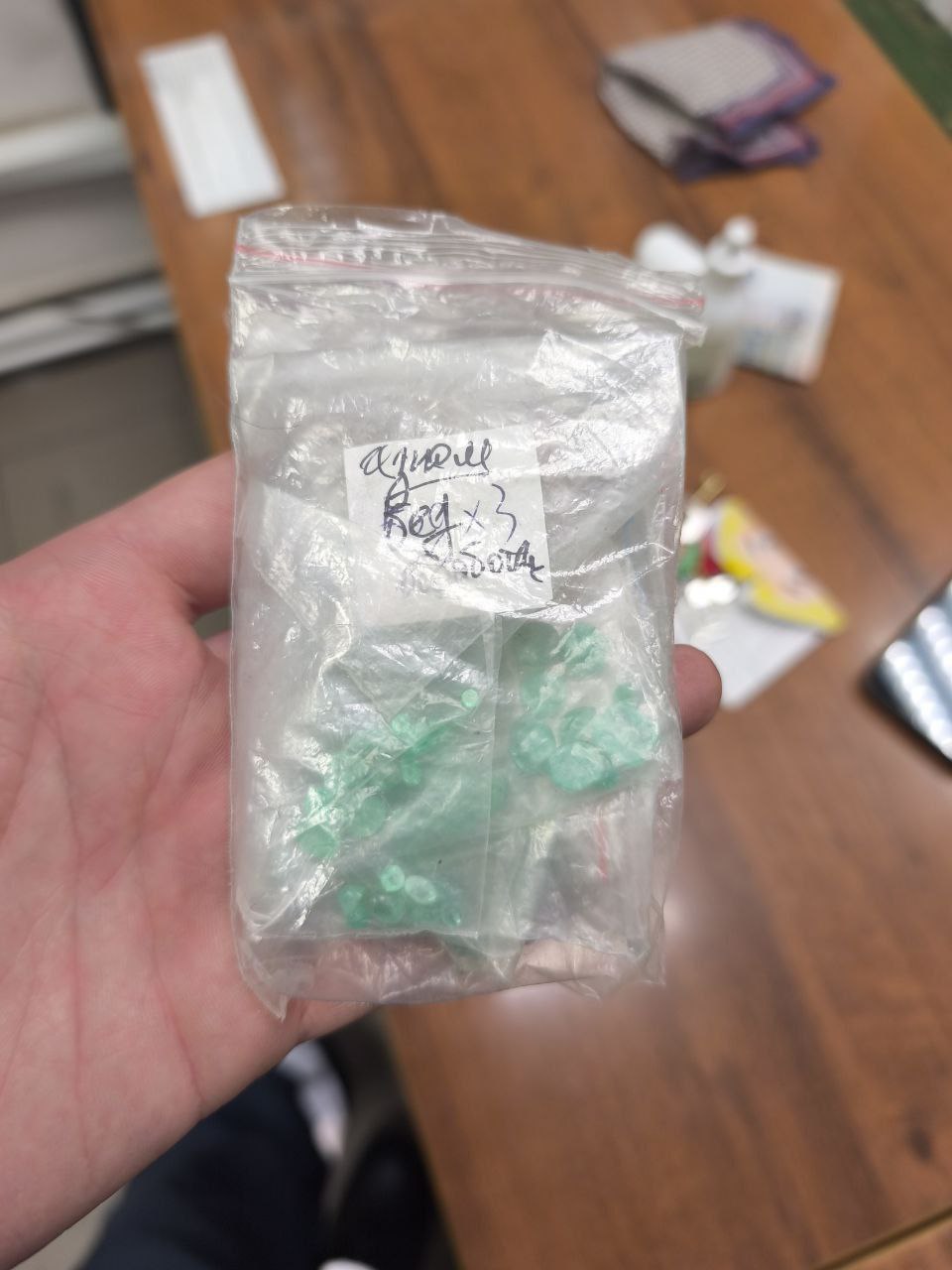 На Оренбургской трассе сотрудники ДПС задержали пассажира с оружием, наркотиками и «потенциальными изумрудами» На Оренбургской трассе сотрудники ДПС задержали пассажира с оружием, наркотиками и «потенциальными изумрудами»