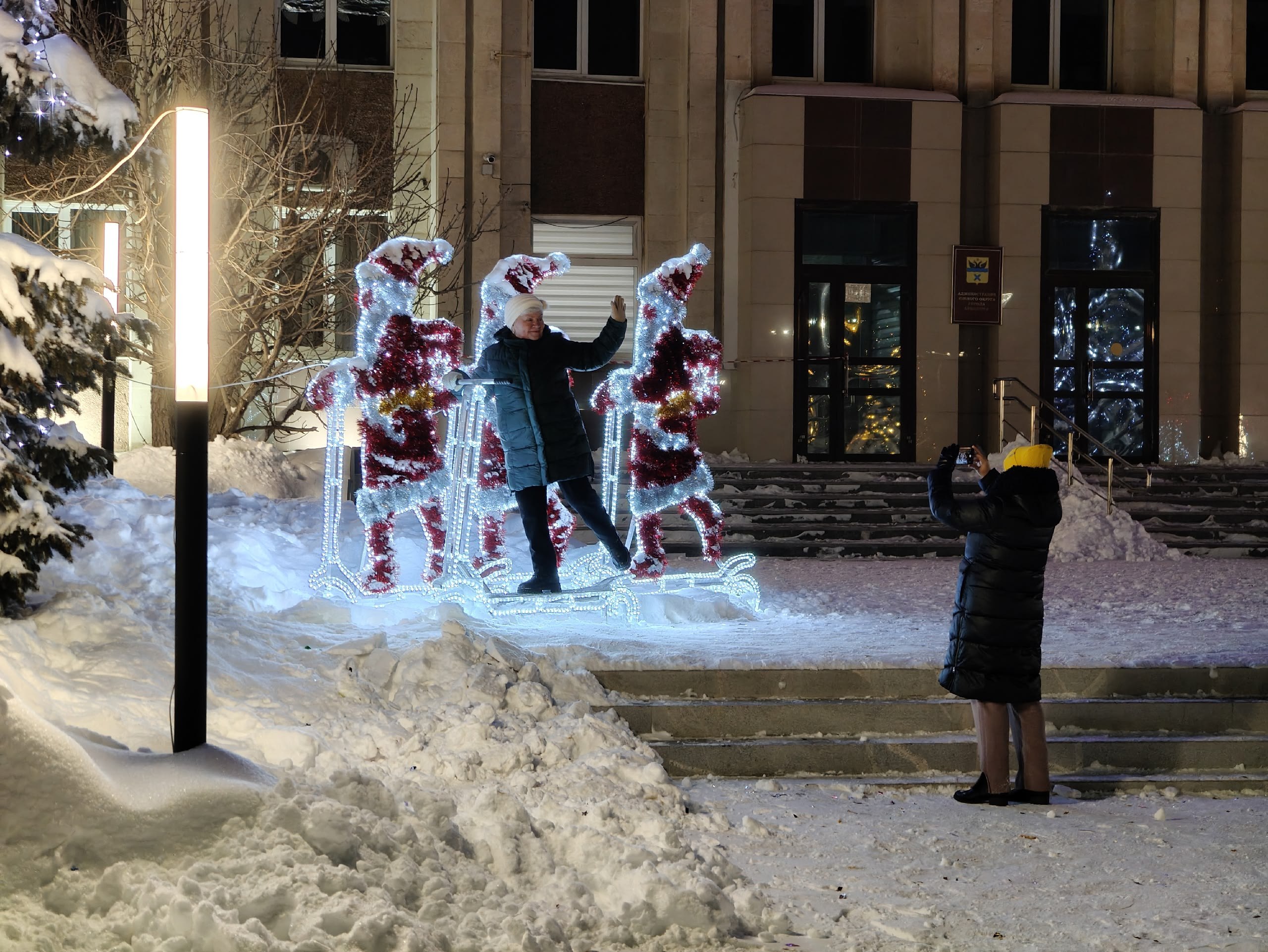 На улице Чкалова в Оренбурге красуется новогодняя композиция: оркестр снеговиков и три Деда Мороза на самокатах На улице Чкалова в Оренбурге красуется новогодняя композиция: оркестр снеговиков и три Деда Мороза на самокатах