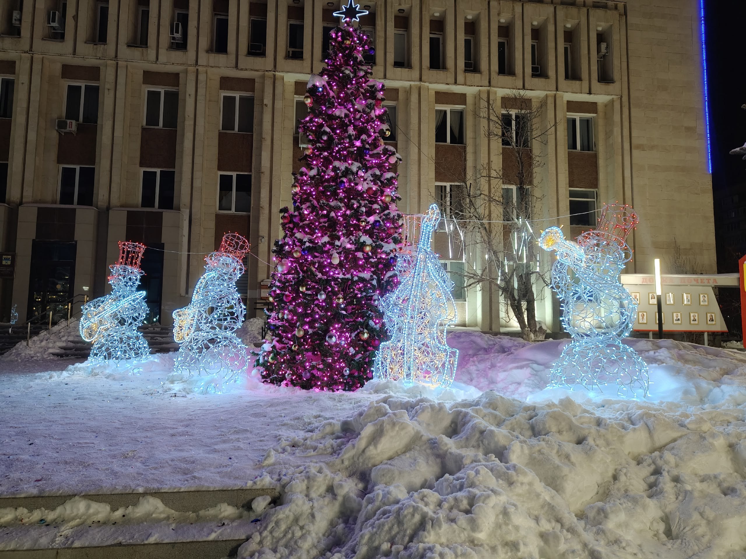 На улице Чкалова в Оренбурге красуется новогодняя композиция: оркестр снеговиков и три Деда Мороза на самокатах На улице Чкалова в Оренбурге красуется новогодняя композиция: оркестр снеговиков и три Деда Мороза на самокатах