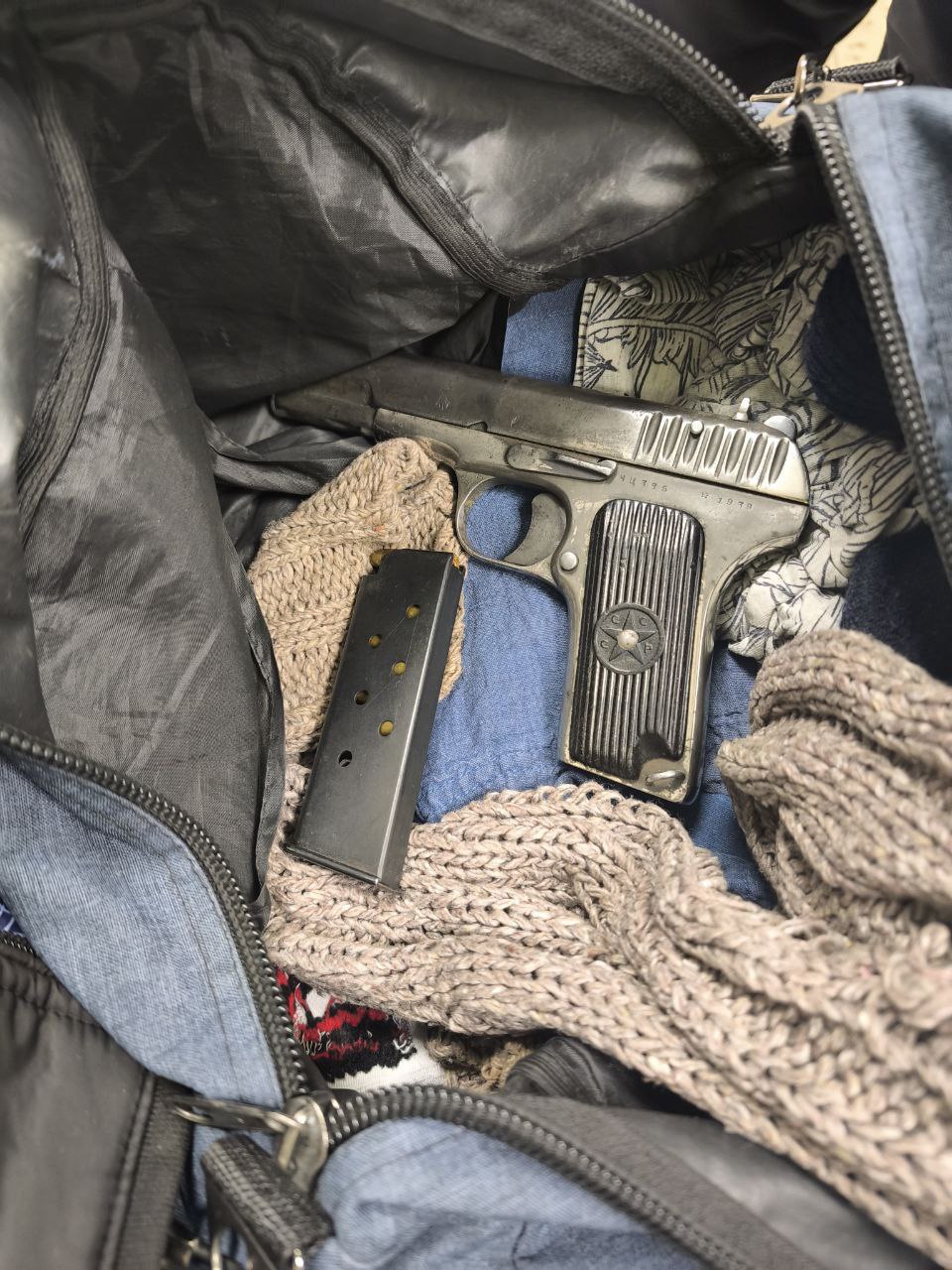 На Оренбургской трассе сотрудники ДПС задержали пассажира с оружием, наркотиками и «потенциальными изумрудами» На Оренбургской трассе сотрудники ДПС задержали пассажира с оружием, наркотиками и «потенциальными изумрудами»