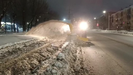В Оренбурге продолжается уборка снега