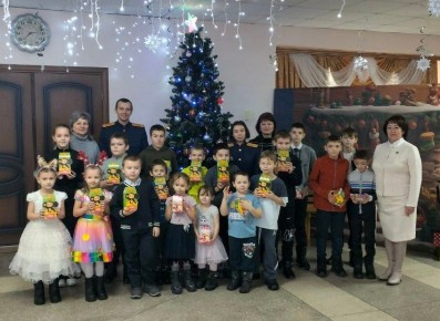 Офицеры Шарлыкского межрайонного следственного отдела организовали для подшефных детей новогодний поход в кинотеатр