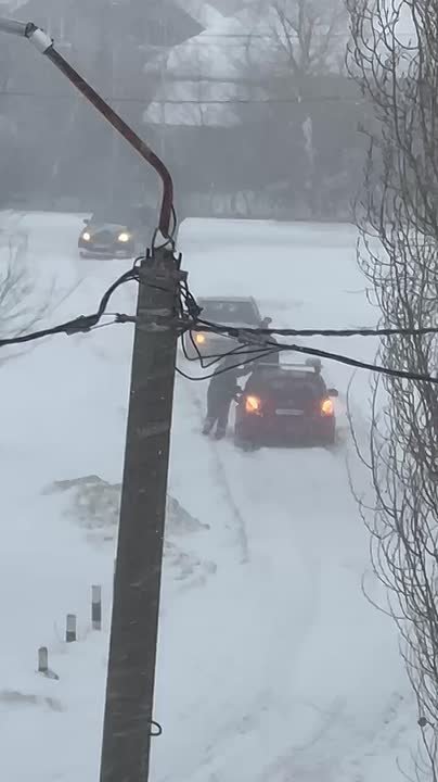 Авиагородок в Оренбурге. Местные жители говорят, что один из выездов не чистят несколько недель