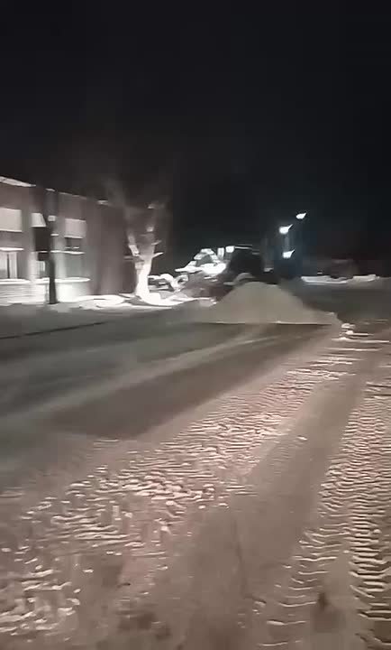 В Оренбурге продолжается уборка снега