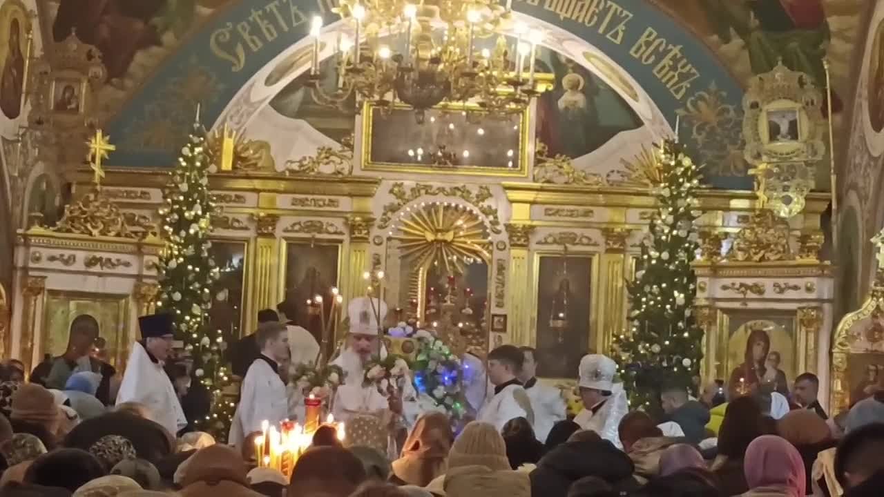 На рождественскую службу в главном храме Оренбуржья традиционно собралось много верующих