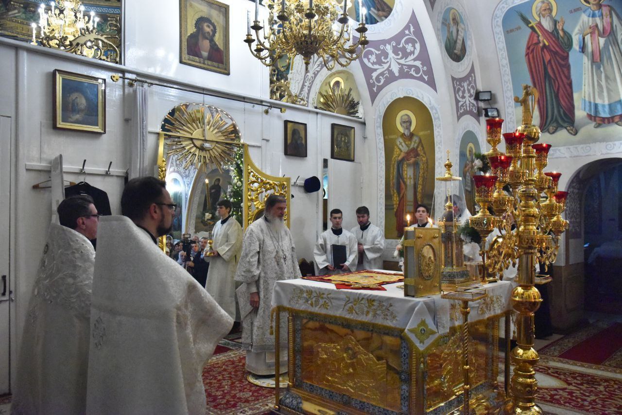 Митрополит Оренбургский и Саракташский Петр совершил рождественскую Божественную литургию в Никольском кафедральном соборе