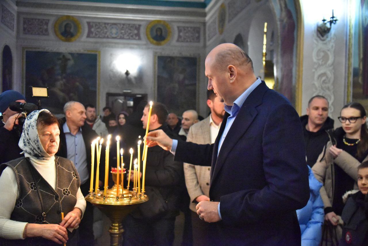 Митрополит Оренбургский и Саракташский Петр совершил рождественскую Божественную литургию в Никольском кафедральном соборе Митрополит Оренбургский и Саракташский Петр совершил рождественскую Божественную литургию в Никольском кафедральном соборе