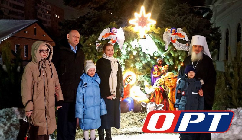 После праздничной службы губернатор Евгений Солнцев поздравил всех с Рождеством и сделал памятное фото с семьей и митрополитом Оренбургским и Саракташским Петром