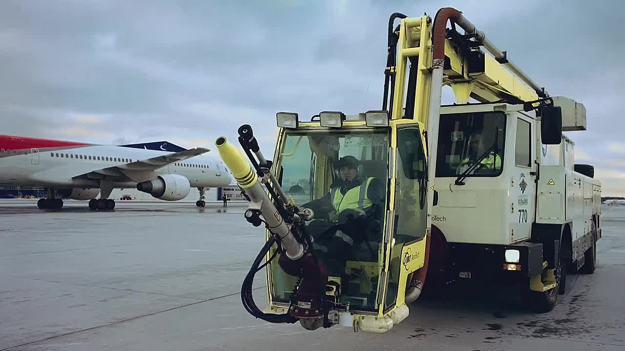 В аэропорту Оренбурга показали, как обрабатываются самолеты против льда зимой перед взлетом