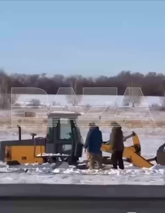 В соседней Башкирии 3 трактора подряд провалились под лед на местном озере