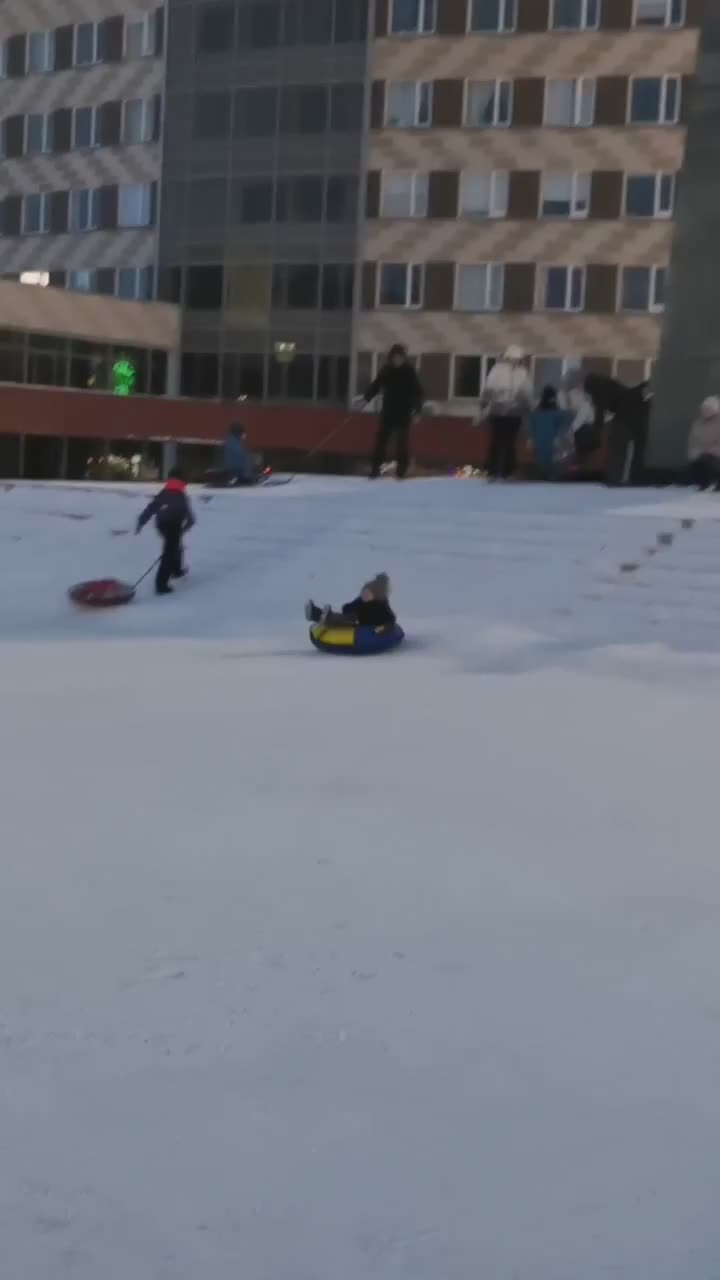Памятник В.И. Ленину стал «горкой»: в Оренбурге дети катаются по ступеням