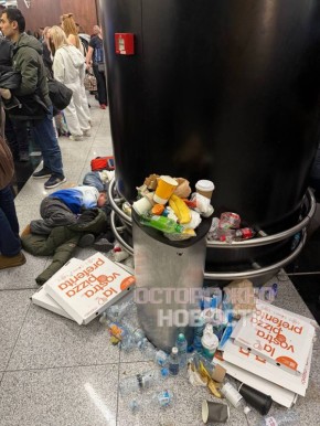 Люди спят на полу: Что происходит в аэропорту Шереметьево?