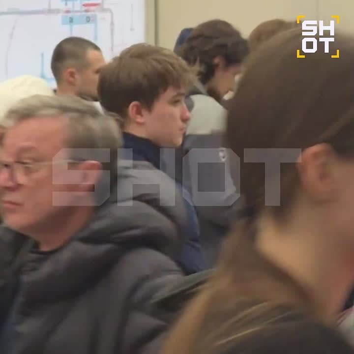 Хоккеисты ХК «Звезда» застряли в аэропорту Шереметьево и не могут получить багаж больше 12 часов