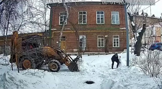 Не стой на дороге! В Оренбурге коммунальщик, убирая на тракторе улицу, не стал ломать снеговика, а бережно перенёс его на газон