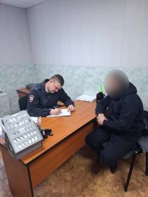 В ходе мониторинга сети Интернет сотрудниками полиция выявлена информация с видеозаписью, на которой зафиксирован мужчина с предметом похожим на нож во дворе дома на проспекте Победы областного центра