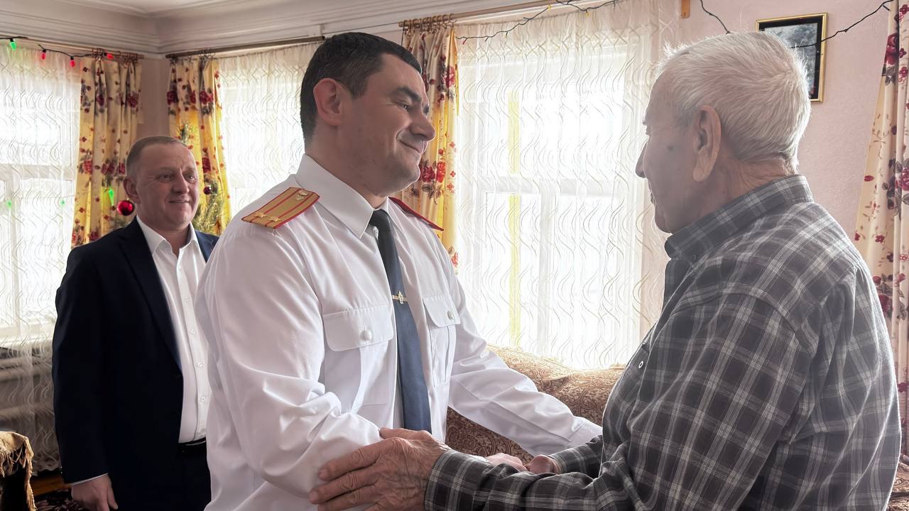 Офицеры СК России по Оренбургской области поздравили ветерана Великой Отечественной войны с днем рождения