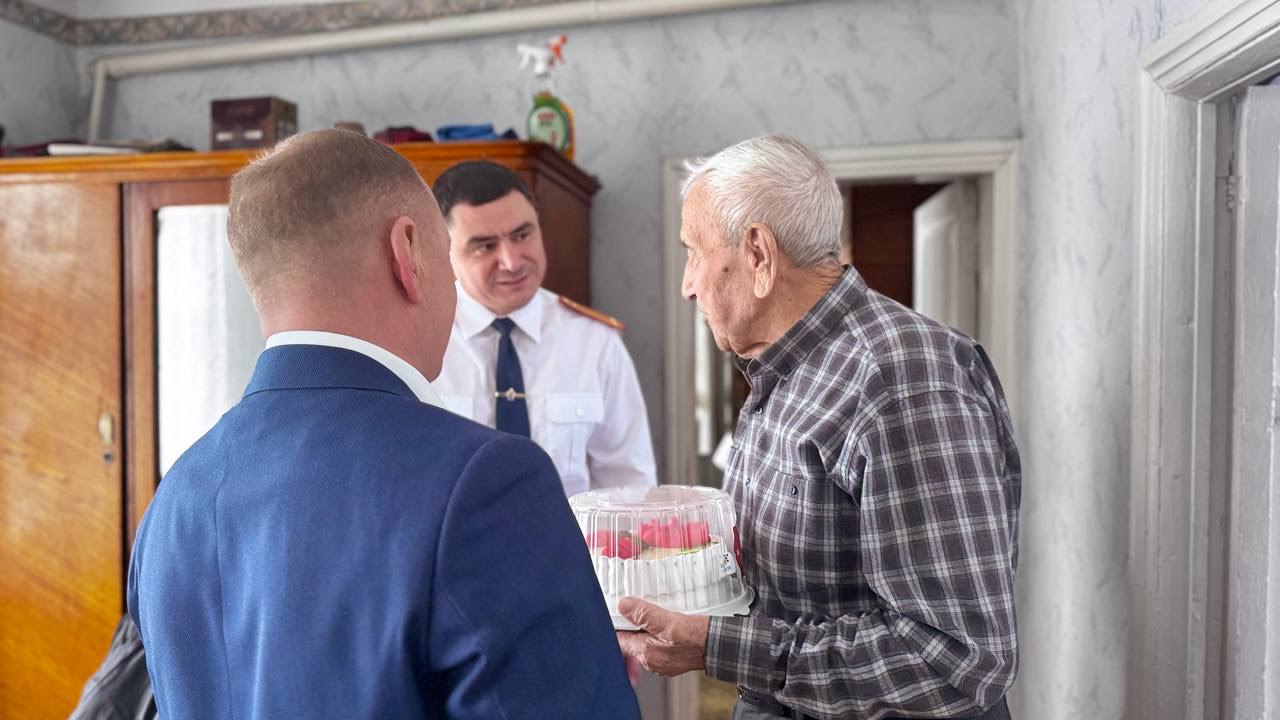 Офицеры СК России по Оренбургской области поздравили ветерана Великой Отечественной войны с днем рождения Офицеры СК России по Оренбургской области поздравили ветерана Великой Отечественной войны с днем рождения