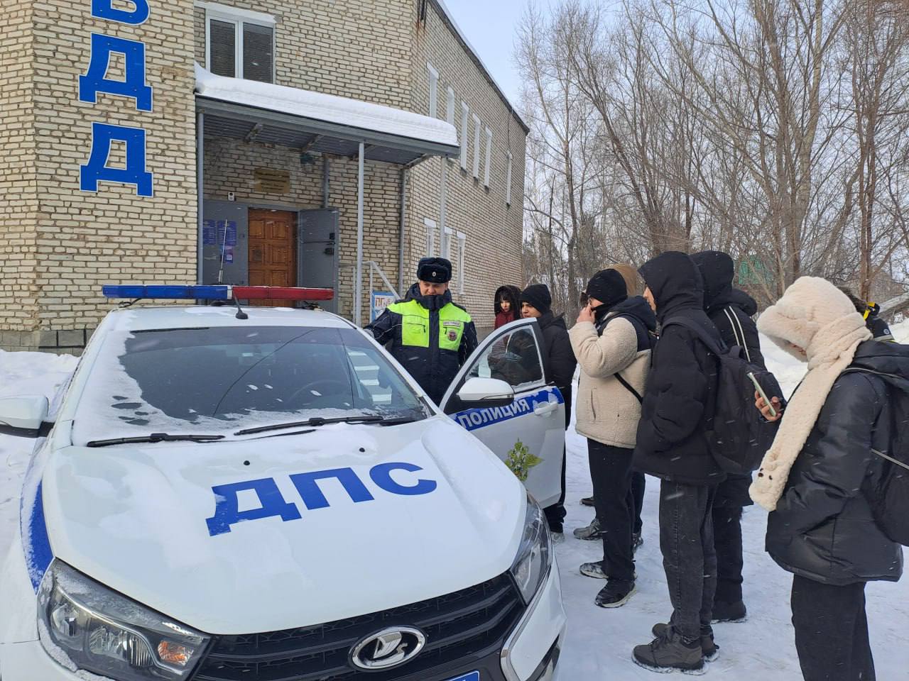 Сотрудники Госавтоинспекции провели экскурсию для учащихся