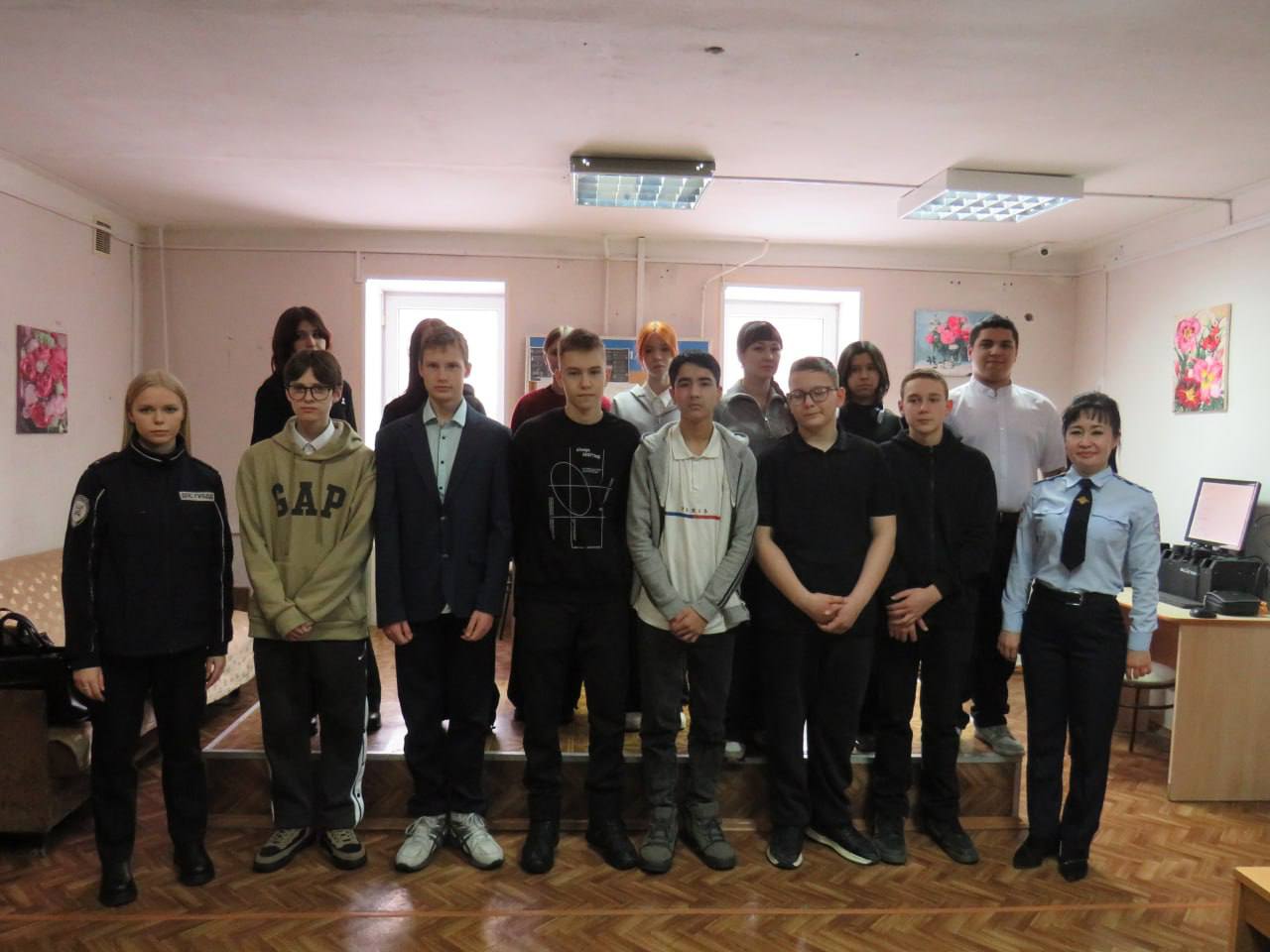 Сотрудники Госавтоинспекции провели экскурсию для учащихся Сотрудники Госавтоинспекции провели экскурсию для учащихся