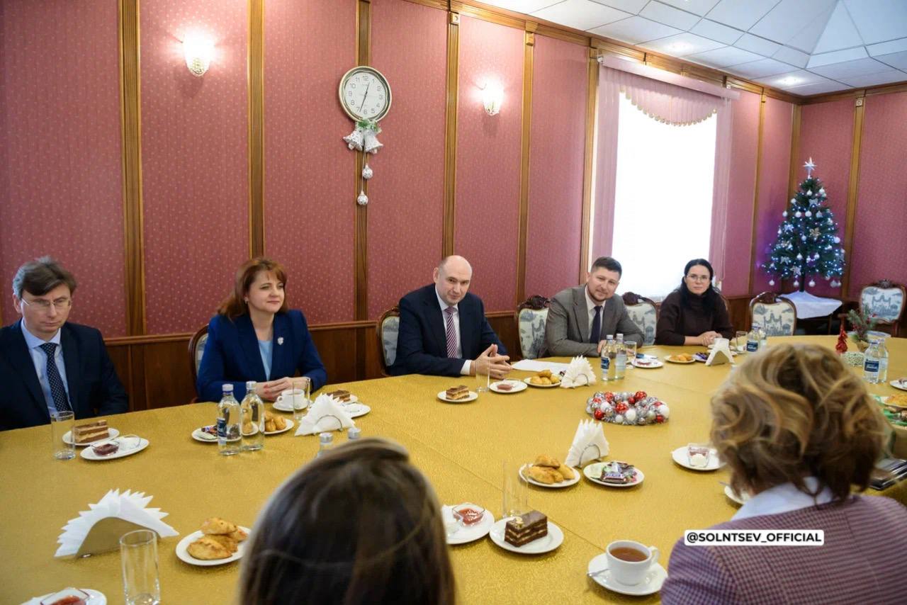 Евгений Солнцев: Встретился с педагогами восстановленной после разрушительного паводка 24-й школы Орска Евгений Солнцев: Встретился с педагогами восстановленной после разрушительного паводка 24-й школы Орска