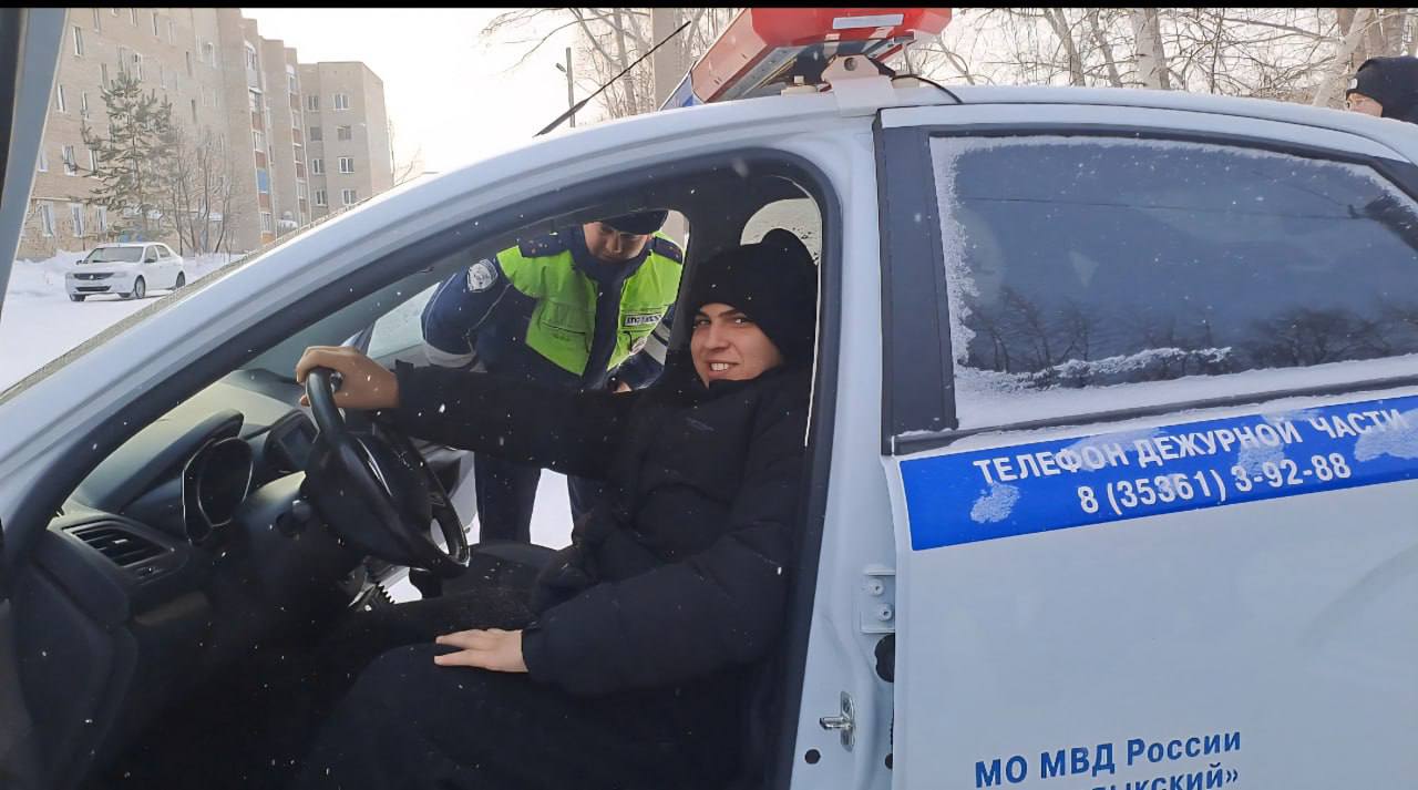 Сотрудники Госавтоинспекции провели экскурсию для учащихся Сотрудники Госавтоинспекции провели экскурсию для учащихся