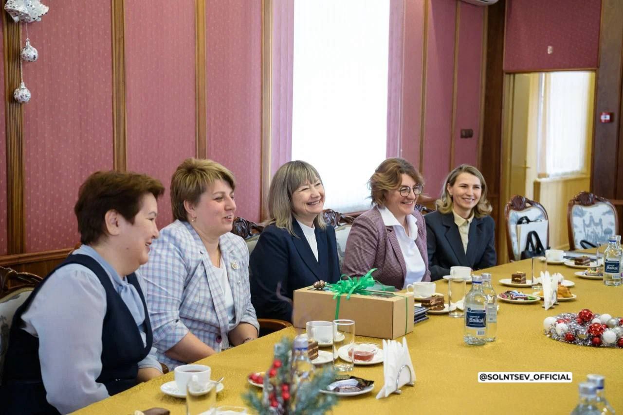 Пострадали сами в паводок, но помогали другим: Солнцев вручил благодарственные письма учителям орской школы №24 Пострадали сами в паводок, но помогали другим: Солнцев вручил благодарственные письма учителям орской школы №24