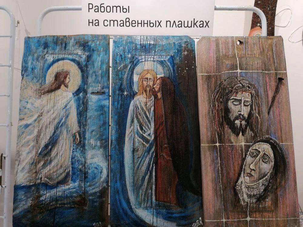 В Оренбурге открыли выставку картин на старых досках В Оренбурге открыли выставку картин на старых досках