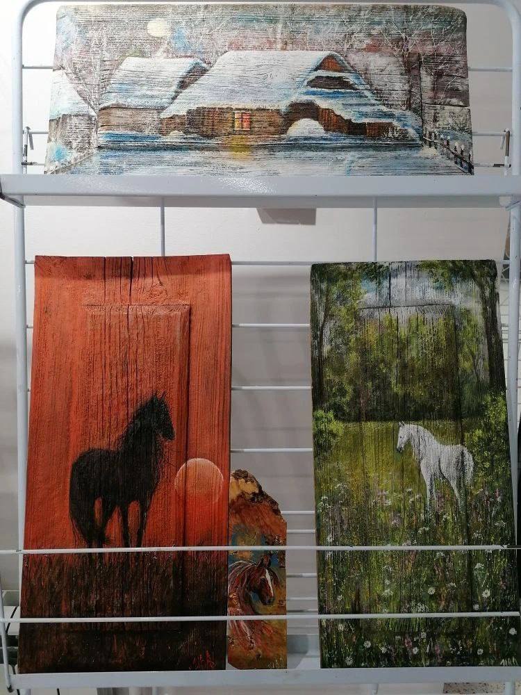 В Оренбурге открыли выставку картин на старых досках В Оренбурге открыли выставку картин на старых досках