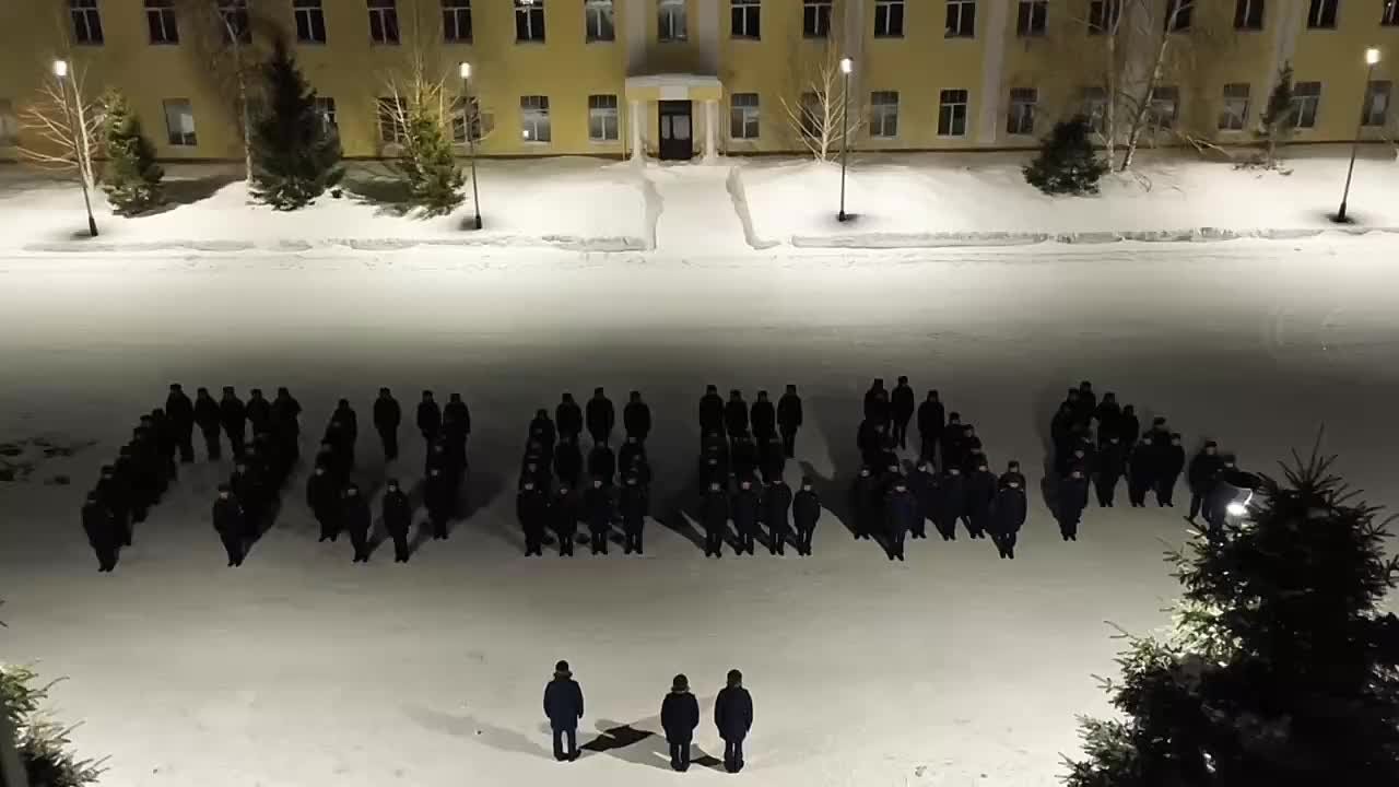 В Оренбурге кадеты выстроились в слово «Победа» в память о блокаде Ленинграда