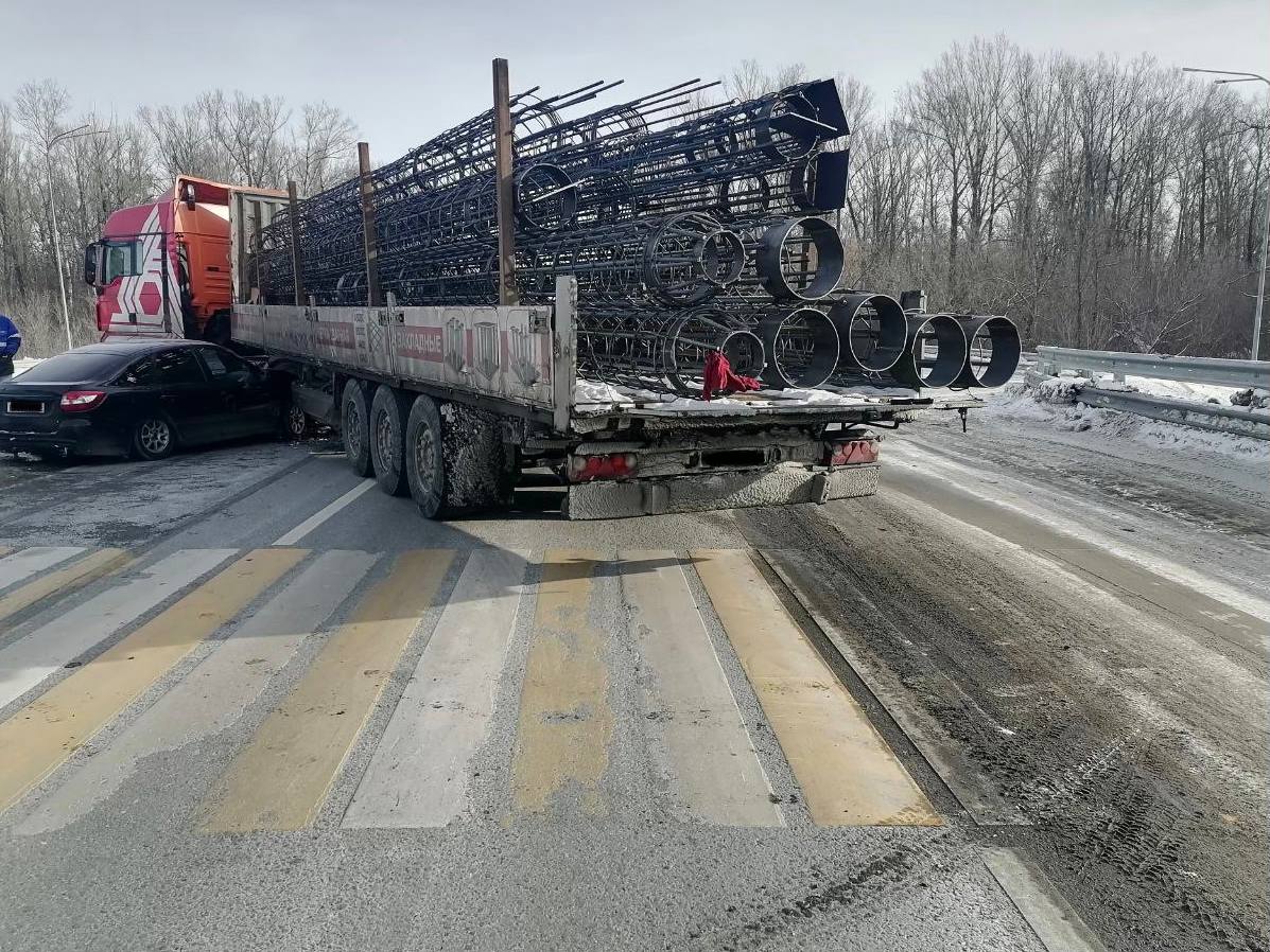 Сотрудники Госавтоинспекции устанавливают обстоятельства ДТП в Оренбургском районе