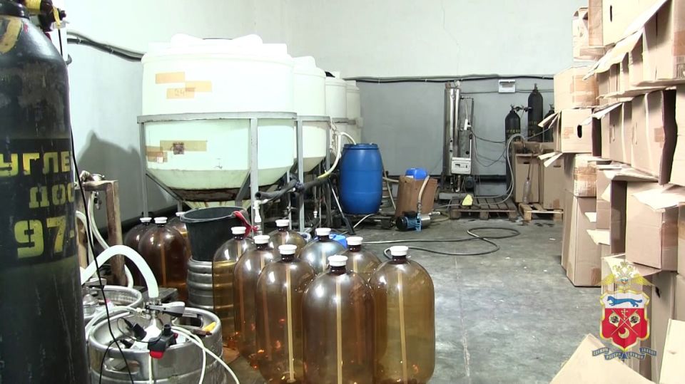 В Оренбургской области сотрудниками полиции пресечено крупное производство контрафактного алкоголя