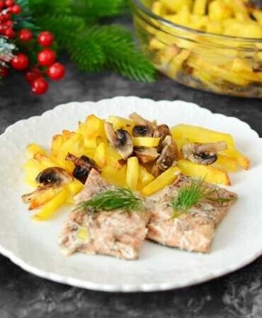 Горячее запечённое блюдо из горбуши, картофеля и грибов — спокойное объяснение простого вкуса