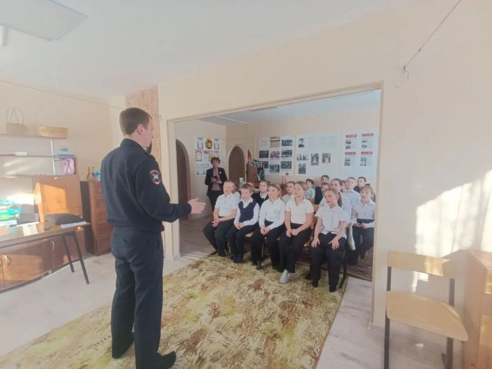 Профилактическая беседа инспектора ГИБДД о правилах дорожного движения состоялась в школе №6 Бузулука