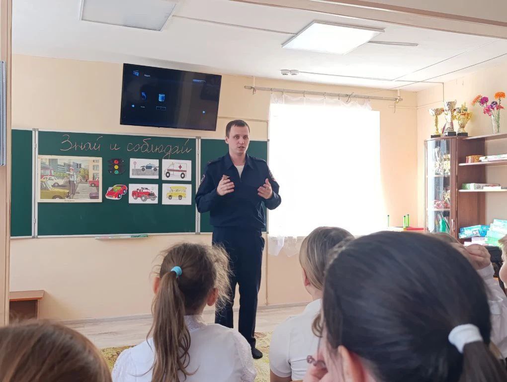 Профилактическая беседа инспектора ГИБДД о правилах дорожного движения состоялась в школе №6 Бузулука Профилактическая беседа инспектора ГИБДД о правилах дорожного движения состоялась в школе №6 Бузулука