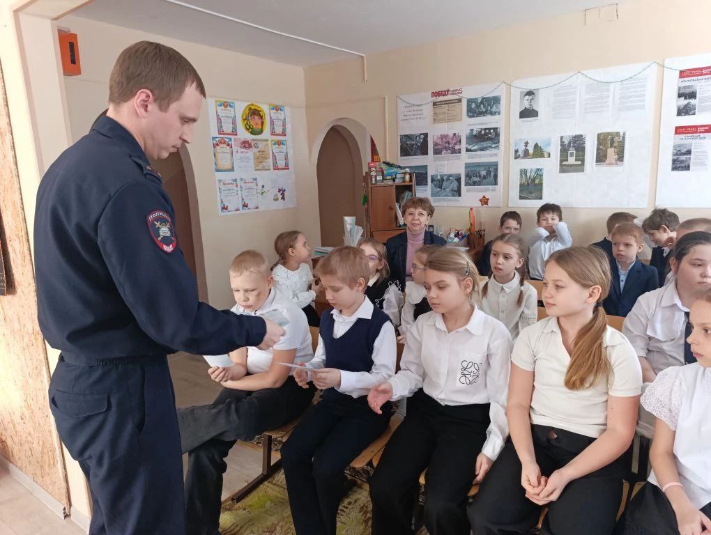 Профилактическая беседа инспектора ГИБДД о правилах дорожного движения состоялась в школе №6 Бузулука Профилактическая беседа инспектора ГИБДД о правилах дорожного движения состоялась в школе №6 Бузулука