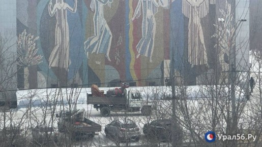 Праздник от нас уходит. С площади у ДК «Газовик» в Оренбурге увезли новогодние фигурки