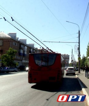 С Оренбургских пассажирских перевозок взыскали 580 тысяч за падение троллейбусных проводов