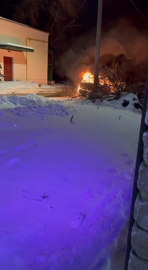 «Не дай Бог бахнуло бы»: В Орске прямо под окнами жилого дома загорелся автомобиль