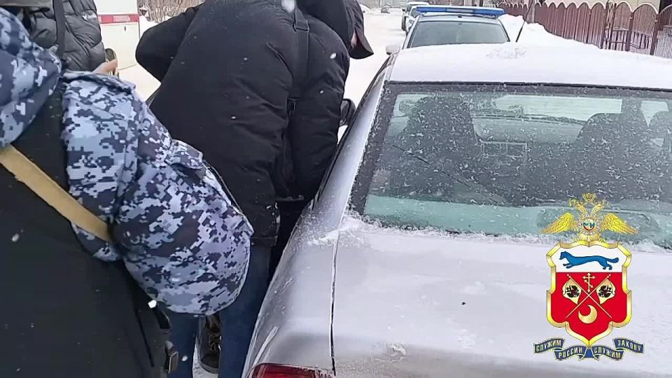 МВД по Оренбургской области показало кадры задержания неадеквата, который ранее ранил воспитательницу при попытке напасть на детский сад в Бугуруслане