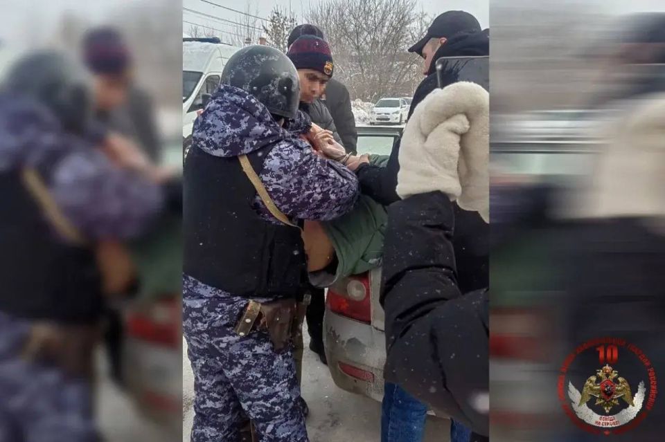 В Оренбургской области сотрудники Росгвардии задержали мужчину, ворвавшегося с ножом в здание детского сада