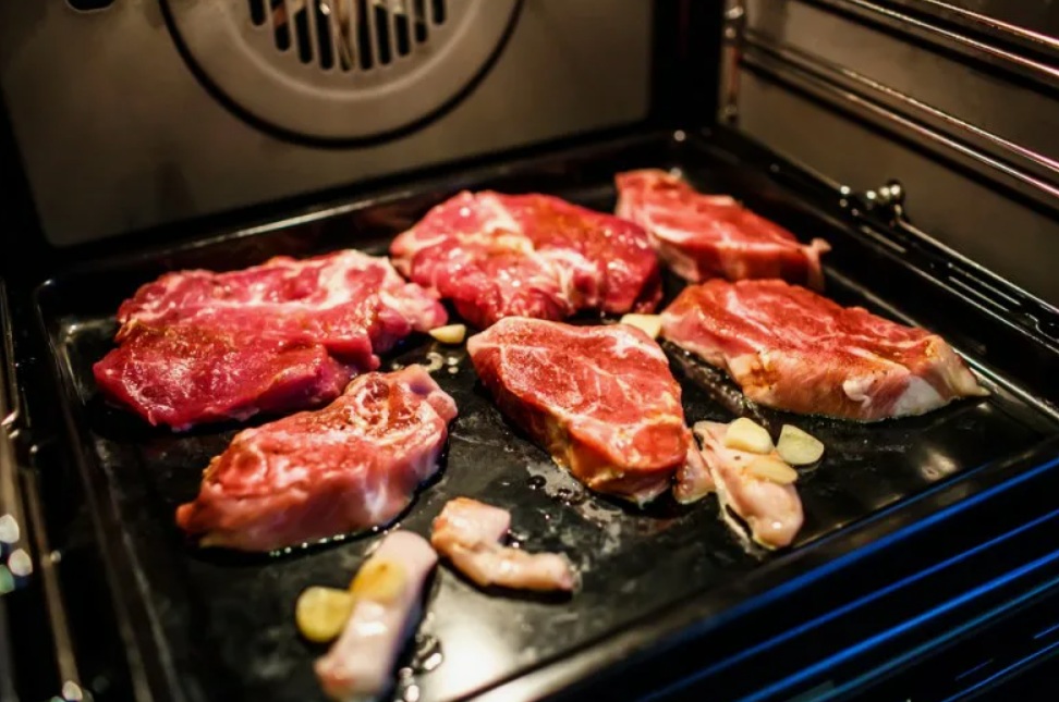 Правильное расположение мяса в духовке: как достичь идеальной прожарки