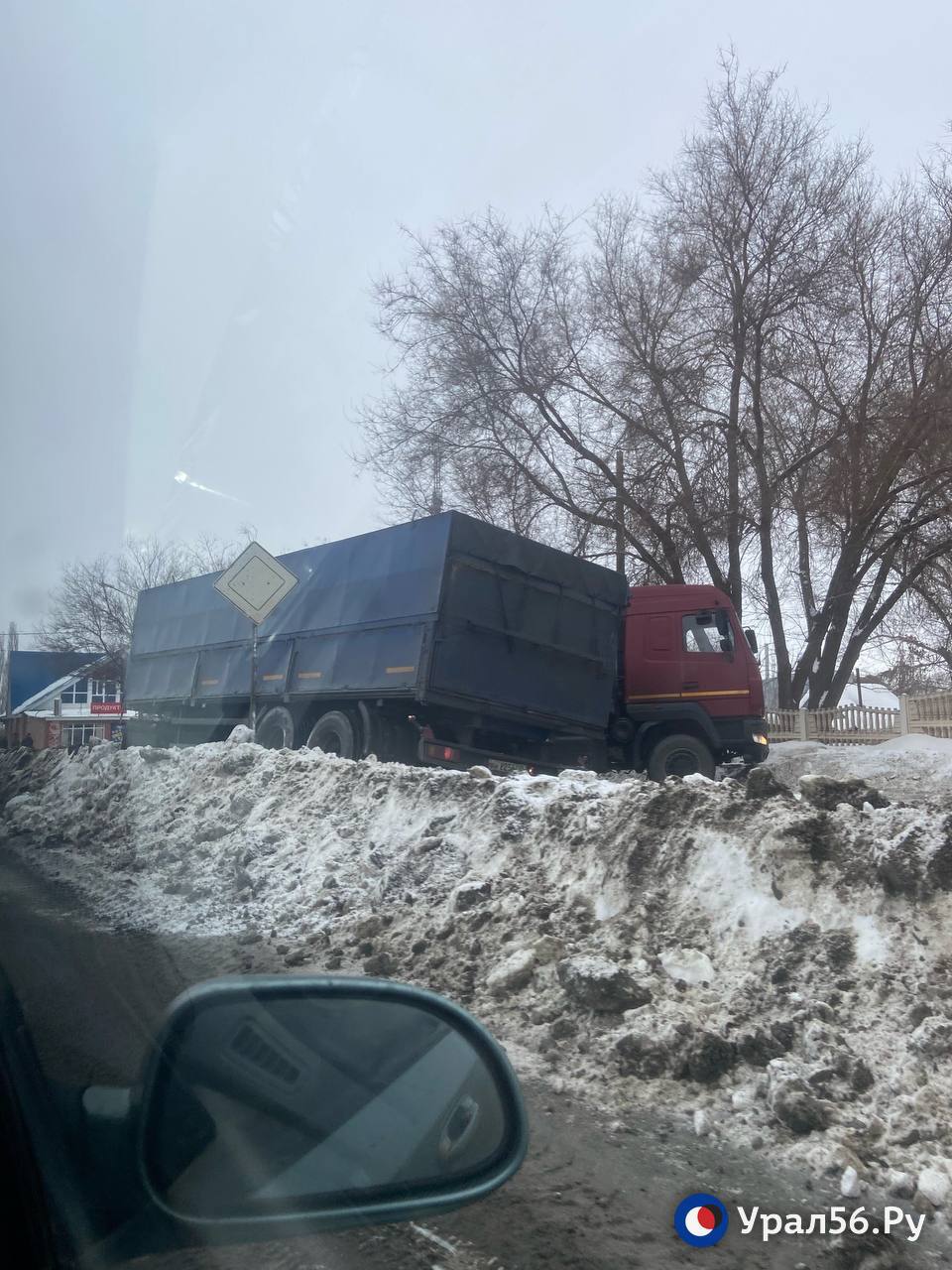 В Оренбурге фура сложилась на спуске с Загородного шоссе на Шарлыкское шоссе В Оренбурге фура сложилась на спуске с Загородного шоссе на Шарлыкское шоссе