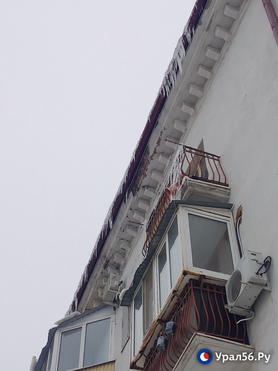 После публикации Урал56.Ру в Орске начали сбивать сосульки После публикации Урал56.Ру в Орске начали сбивать сосульки