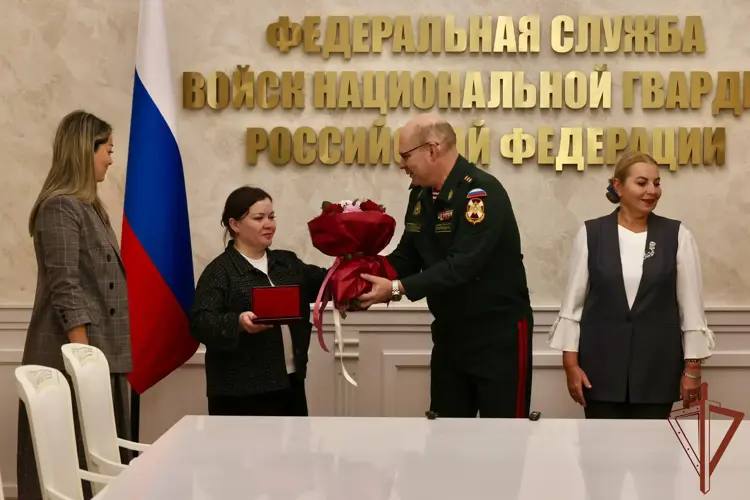 В Москве наградили воспитательниц из Бугуруслана, спасших детей от мужчины с ножом В Москве наградили воспитательниц из Бугуруслана, спасших детей от мужчины с ножом