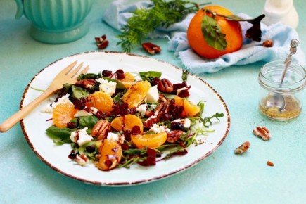 Праздничный салат: фета, мандарины и орехи для новогоднего стола