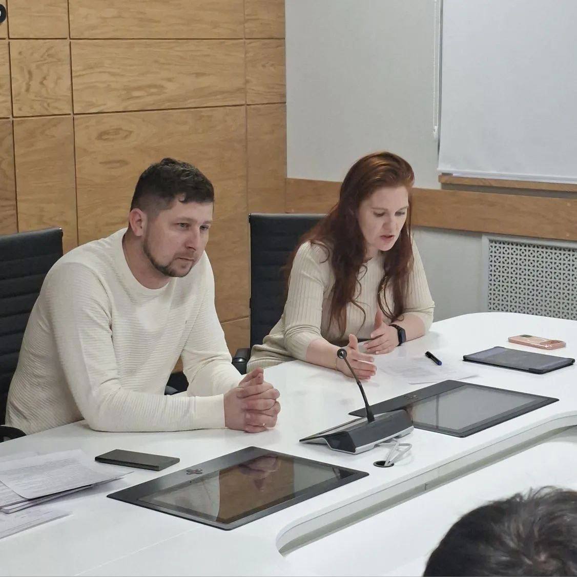 Исполняющий обязанности вицегубернатора – заместителя председателя Правительства Оренбургской области по внутренней политике – министра региональной политики Оренбургской области Юрий Мироненко провёл встречу с инициативной... Исполняющий обязанности вицегубернатора – заместителя председателя Правительства Оренбургской области по внутренней политике – министра региональной политики Оренбургской области Юрий Мироненко провёл встречу с инициативной...