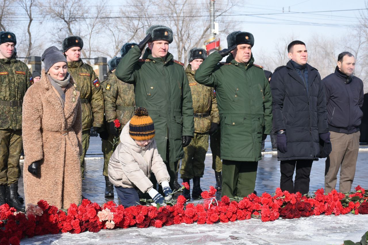 Оренбуржцы возложили цветы к Вечному огню в День защитника Отечества Оренбуржцы возложили цветы к Вечному огню в День защитника Отечества