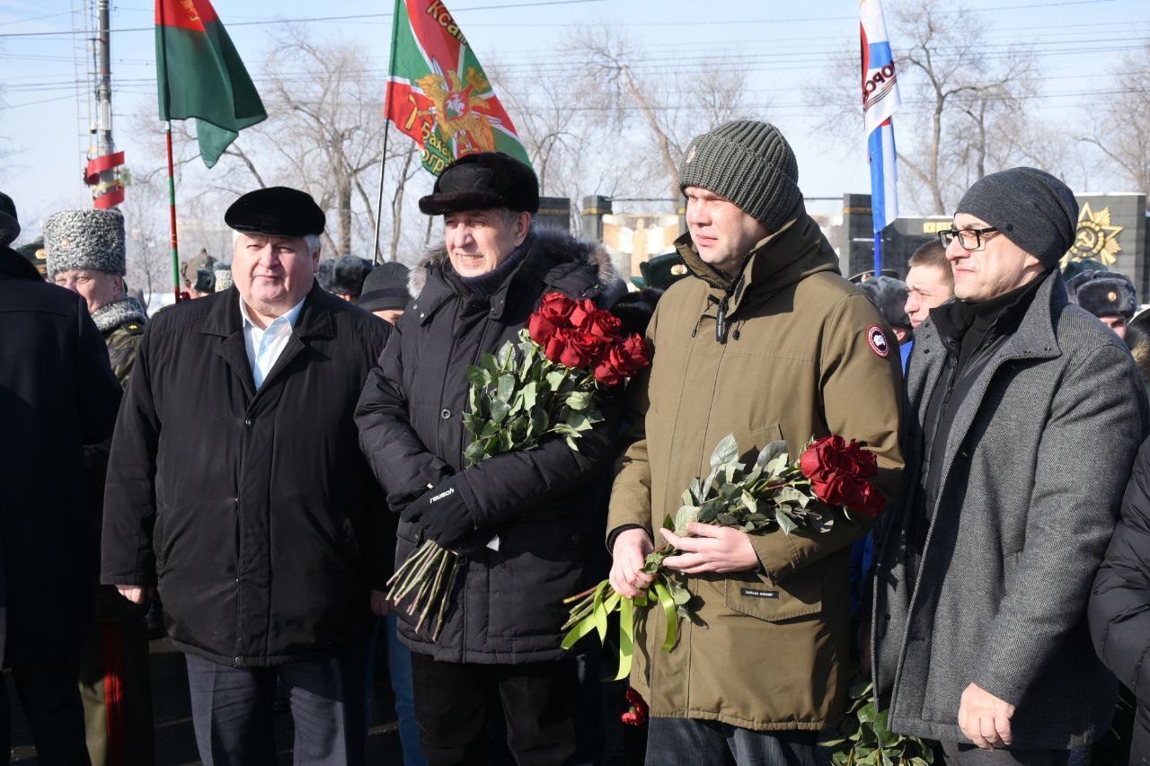 Оренбуржцы возложили цветы к Вечному огню в День защитника Отечества Оренбуржцы возложили цветы к Вечному огню в День защитника Отечества