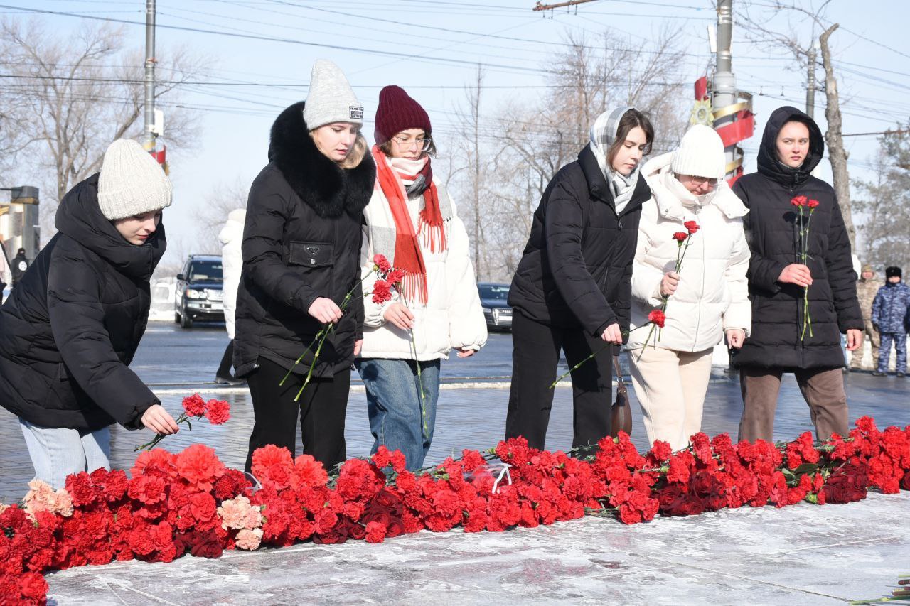 Оренбуржцы возложили цветы к Вечному огню в День защитника Отечества Оренбуржцы возложили цветы к Вечному огню в День защитника Отечества