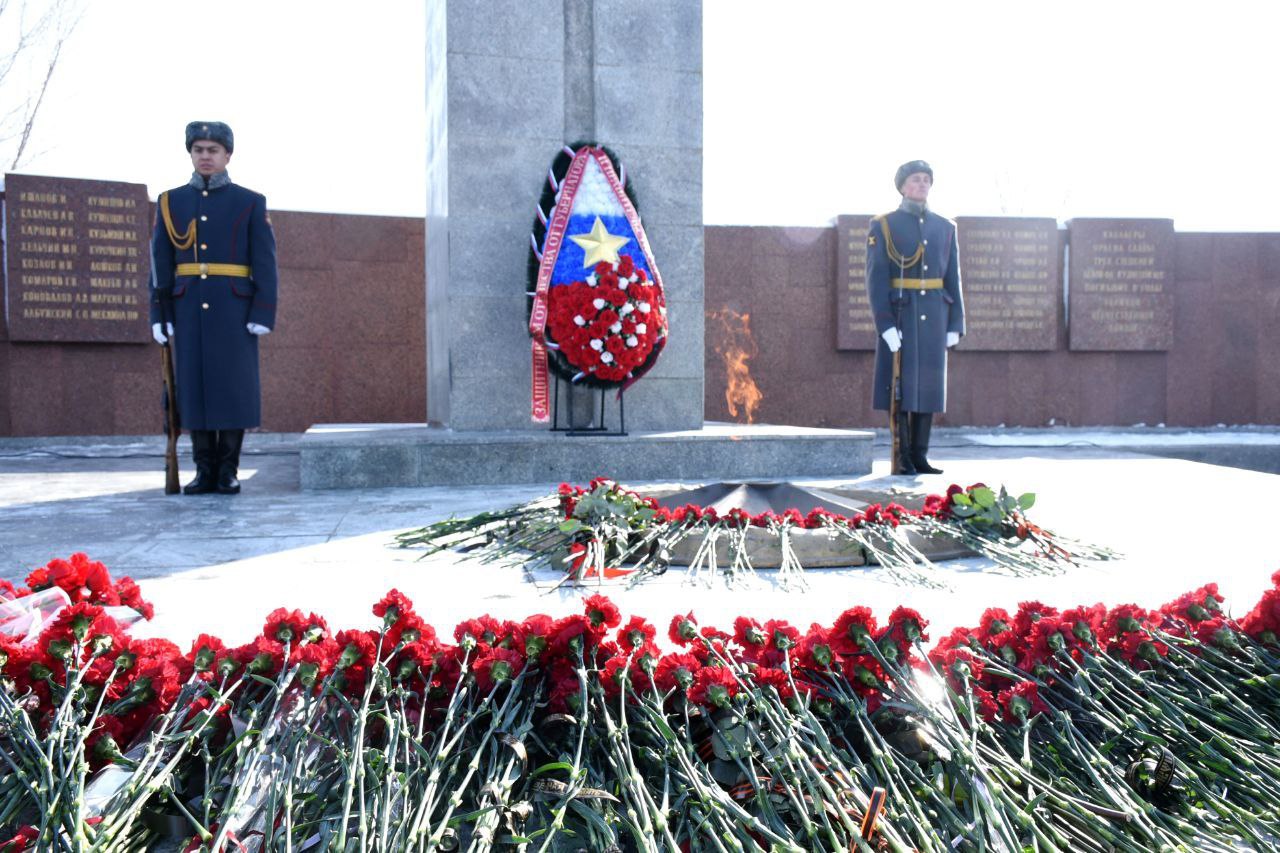 Оренбуржцы возложили цветы к Вечному огню в День защитника Отечества Оренбуржцы возложили цветы к Вечному огню в День защитника Отечества